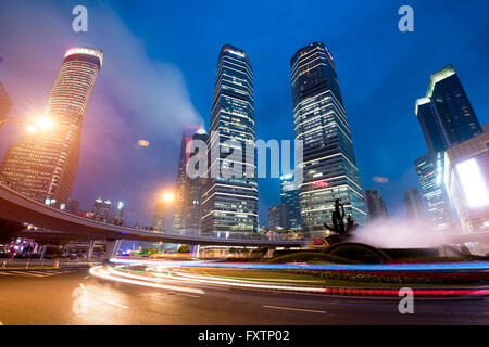 Nachtansicht des Lujiazui Geschäftsviertel in Shanghai, China. Stockfoto