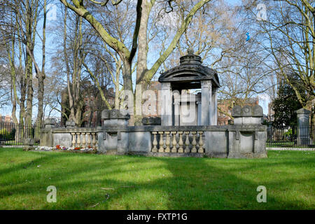 Die Soane Mausoleum, St Pancras Garden London mögliche Inspiration Sir Giles Gilbert Scotts Design Ikone K2 Telefon box Stockfoto