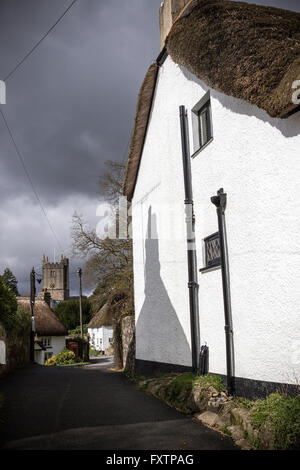 Strohgedeckten Hütten und Kirche am North Bovey, ist North Bovey, ein Dorf und Zivilgemeinde befindet sich auf der südöstlichen Seite des Dart Stockfoto