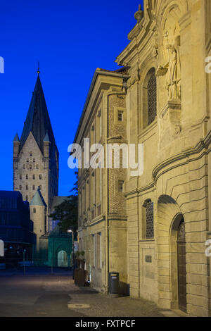 Deutschland, Nordrhein-Westfalen, Paderborn, Gaukirche St. Ulrich, Barockfassade der Gaukirche St. Ulrich, Dahinter der Turm des Stockfoto
