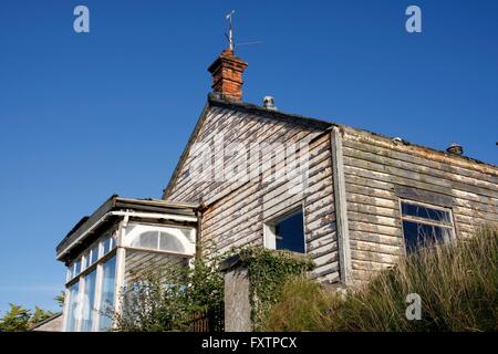 Altes Holzhaus auf einer Klippe Küste Stockfoto