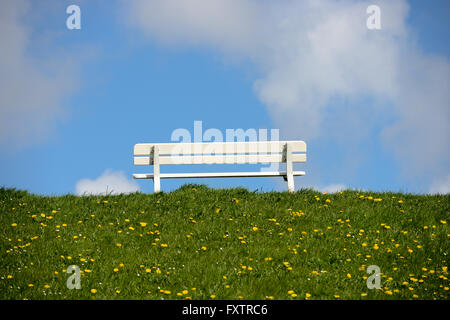 leere Bank am Deich in der Nähe von cuxhaven Stockfoto