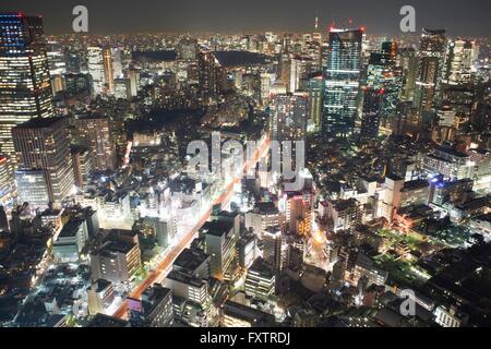 Stadtbild Ansicht mit Wolkenkratzern und Citylights in der Nacht, Tokyo, Japan Stockfoto