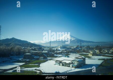 Erhöhten Blick auf verschneite Winterlandschaft und Schnee begrenzt Mount Fuji, Tokyo, Japan Stockfoto