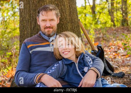 Porträt von Vater und Sohn im Wald Stockfoto