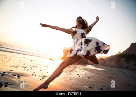 Ballerina tanzen am Strand Stockfoto