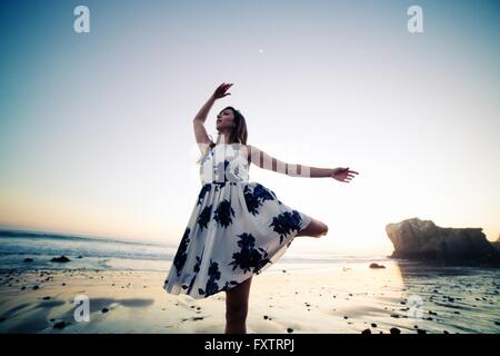 Ballerina tanzen am Strand Stockfoto