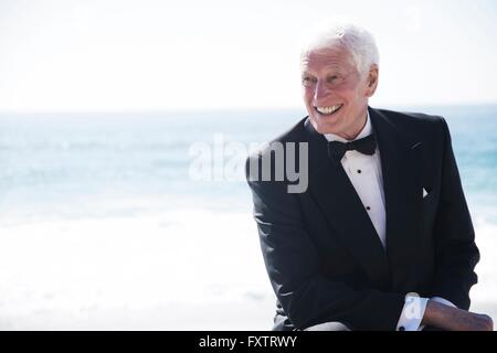 Porträt der ältere Mann im Freien, Smoking, Lächeln Stockfoto