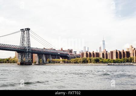 Stadtbild von Williamsburg Bridge über den East River mit Freedom Tower, New York, USA Stockfoto