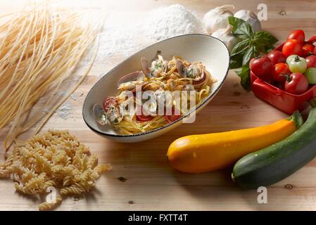 Vogelperspektive Blick auf Fettuccini mit Venusmuscheln in Oval Servierplatte Stockfoto