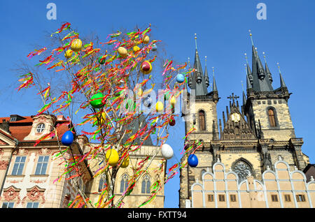 Prag, Tschechische Republik. Ostern in Staromestske Namesti / Old Town Square - Teynkirche und Baum voller Ostereier Stockfoto