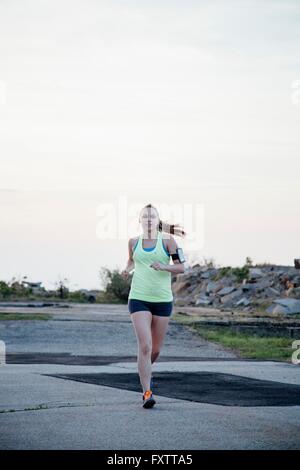 Voller Länge Vorderansicht der Trägerin Aktivität Tracker Joggen Stockfoto