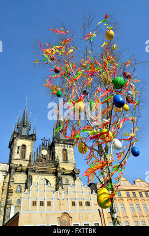 Prag, Tschechische Republik. Ostern in Staromestske Namesti / Old Town Square - Teynkirche und Baum voller Ostereier Stockfoto