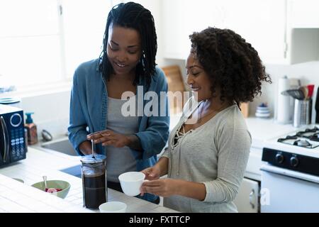 Zwei Freundinnen, in Küche, Kaffee Stockfoto