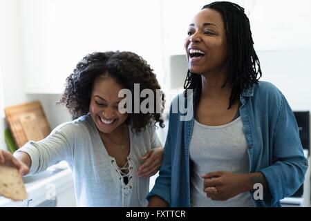 Zwei Freundinnen, in Küche, herumalbern Stockfoto