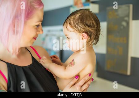 Porträt der jungen Frau mit rosa Haaren und Baby Sohn Stockfoto