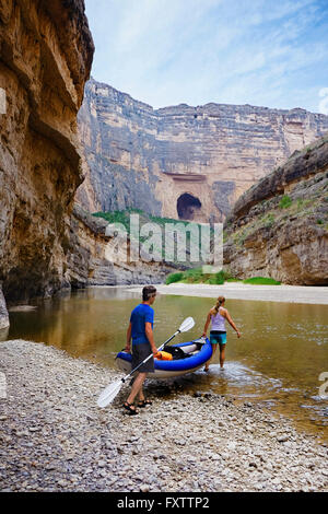 Paar mit Kajak in Fluss, Big Bend Nationalpark, Texas Stockfoto