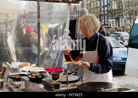 Verkauf und frischen Crêpes auf dem Markt in Amsterdam, Holland Stockfoto