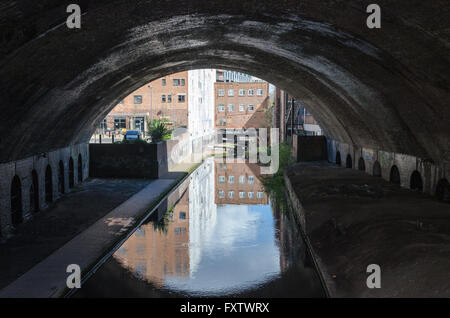 Birmingham und Fazeley Kanal durch einen Tunnel in der Nähe von Livree Street in Birmingham Stockfoto