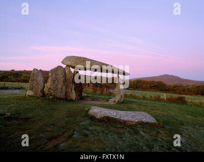 Rhonddatal Ifan Bestattung Kammer im Morgengrauen ein Megalith gekammerten Grab stammt aus der Jungsteinzeit, 4. Jahrtausend vor Christus. Pembrokeshire, West Wales, UK Stockfoto