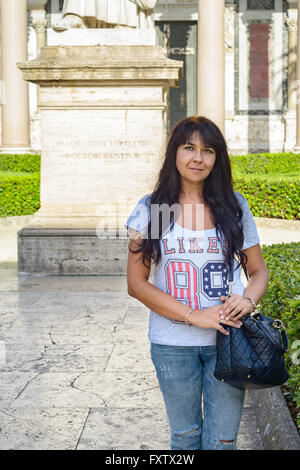 schöne Mädchen posiert im Kreuzgang des St. Paolo (Paul) Kirche in Rom Italien Stockfoto