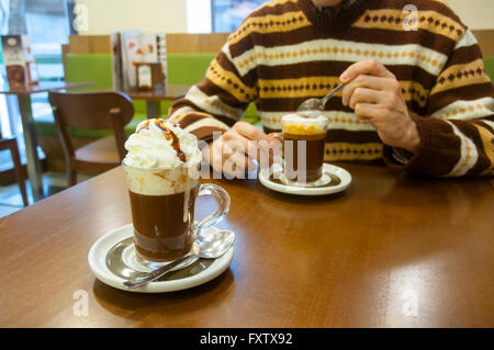 Kaffee mit Schokolade und Sahne in einem Café. Madrid, Spanien. Stockfoto