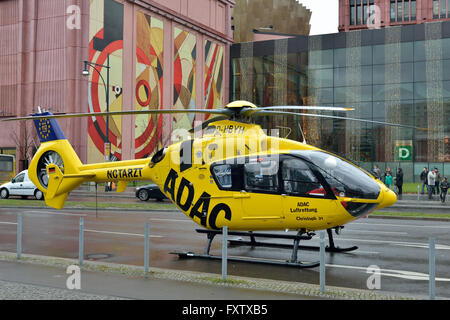 BERLIN, Deutschland-Dezember 23, 2014: ADAC Rettungshubschrauber kam um Hilfe am Alexanderplatz Stockfoto