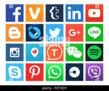 Kiew, Ukraine - 24. März 2016: Sammlung von beliebten 20 quadratischen social Media-Symbole gedruckt auf Papier: Facebook, Twitter, Google Stockfoto
