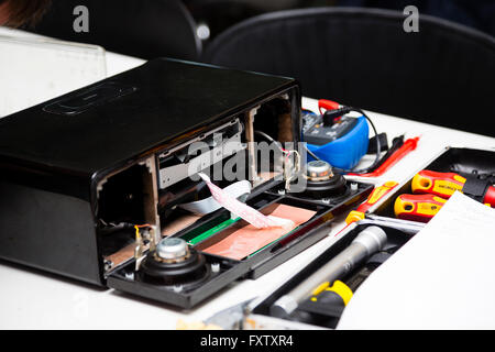 Hackney, London, UK. Detailansicht der im Inneren gebrochen DAB-Radio. Stockfoto