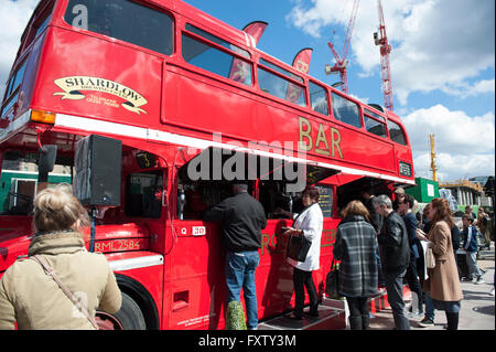 Ein Routemaster rot Bus Doppeldecker als eine Bar im klassischen Flohmarkt in Cubitt Square, Kings Cross in London Stockfoto