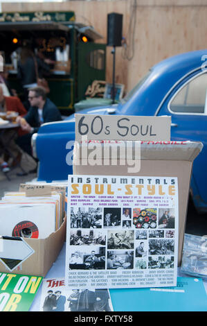 Ein Stapel von LP und Singles mit 60er Seele auf einen Oldtimer in der Classic-Flohmarkt in Cubitt Square, Kings Cross angezeigt Stockfoto