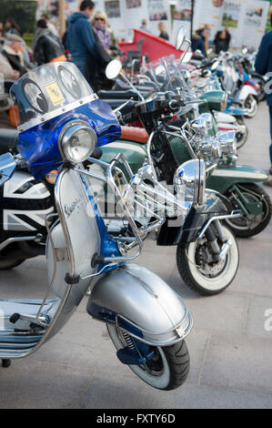 Eine Reihe von Roller angezeigt bei der Classic-Flohmarkt am Cubitt Square in Kings Cross London Stockfoto