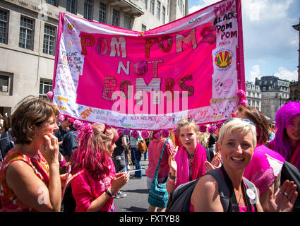 Junge Anti-Kriegs-Aktivisten bei Volksversammlung März / rally "No mehr Sparmaßnahmen" 21. Juni 2014 London Stockfoto