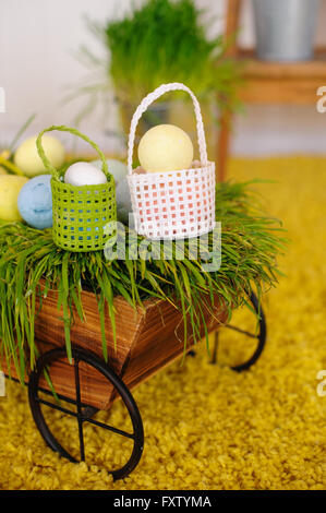 Ostereier und bunten Dekor Trolley im studio Stockfoto