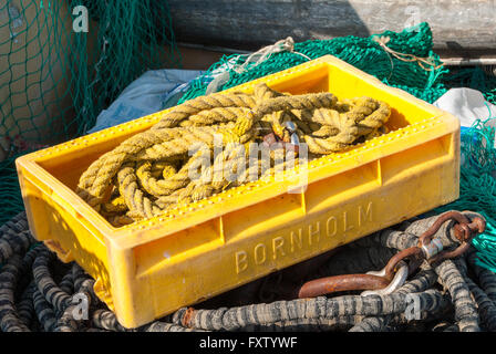 Fischernetz und Box mit einem Seil im Fischereihafen Maasholm Stockfoto