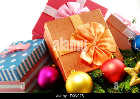 Bunte Geschenkboxen und Weihnachtsbaum isoliert auf weiss. Stockfoto