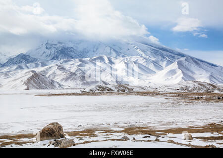 Winter-Blick auf den Mustagh Ata Berg am Karakul See im Pamir-Gebirge, Taklamakan kirgisischen autonomen Präfektur, Xinjiang, China Stockfoto