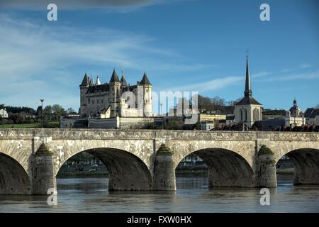 Schloss Saumur (geb. 12. Jahrhundert), Pont Cessart und Fluss Loire, Maine-et-Loire, Frankreich Stockfoto