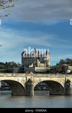 Schloss Saumur (geb. 12. Jahrhundert), Pont Cessart und Fluss Loire, Maine-et-Loire, Frankreich Stockfoto