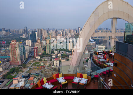 Bangkok Stadtbild in der Dämmerung als Sen von der Red Sky Bar, 360-Grad-Panoramablick von der 55. Stock, Stockfoto