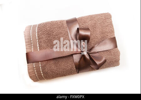 Braun Handtuch mit einem Band und Schleife gebunden Stockfoto
