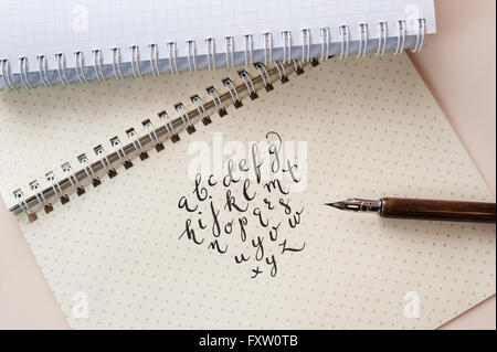 Handgezeichnete Kalligraphisches englisches Alphabet mit Kugelschreiber geschrieben Stockfoto
