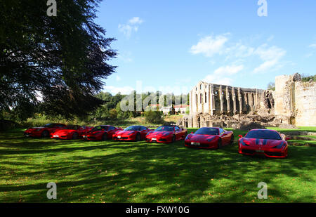 ROTER FERRARI CALIFORNIA 30 RIEVAULX Abtei NORTH YORKSHIRE ENGLAND 30. August 2014 Stockfoto