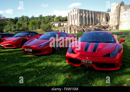 ROTER FERRARI 16M 458 SPIDER 458 SPECIALE Autos RIEVAULX Abtei NORTH YORKSHIRE ENGLAND 30. August 2014 Stockfoto