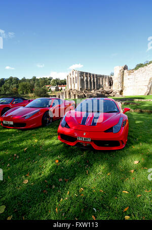 ROTER FERRARI 16M 458 SPIDER 458 SPECIALE Autos RIEVAULX Abtei NORTH YORKSHIRE ENGLAND 30. August 2014 Stockfoto