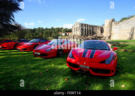 ROTER FERRARI 458 ITALIA 16M 458 SPIDER 458 SPECIALE Autos RIEVAULX Abtei NORTH YORKSHIRE ENGLAND 30. August 2014 Stockfoto