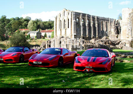 ROTER FERRARI 16M 458 SPIDER 458 SPECIALE Autos RIEVAULX Abtei NORTH YORKSHIRE ENGLAND 30. August 2014 Stockfoto