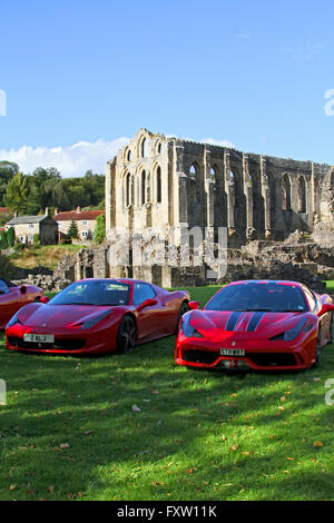 ROTER FERRARI 458 SPIDER 458 SPECIALE Autos RIEVAULX Abtei NORTH YORKSHIRE ENGLAND 30. August 2014 Stockfoto