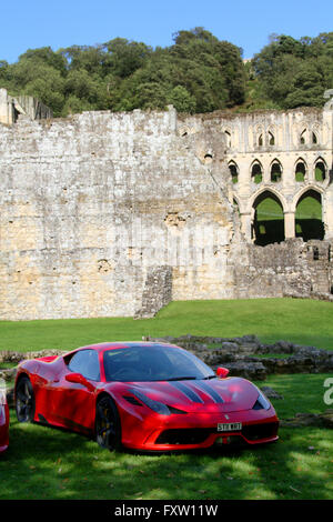 ROTER FERRARI 458 SPECIALE Auto RIEVAULX Abtei NORTH YORKSHIRE ENGLAND 30. August 2014 Stockfoto