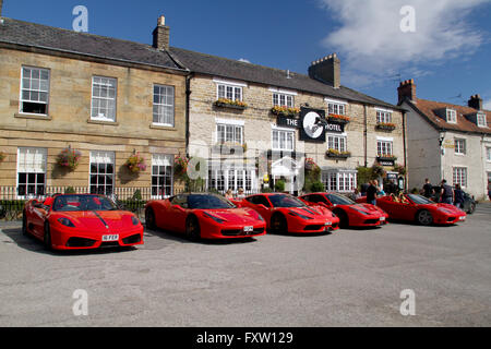 ROTER FERRARI 16M 458 ITALIA 2 458 SPECIALE 360 SPIDER Autos schwarze Schwan HELMSLEY NORTH YORKSHIRE ENGLAND 30. August 2014 Stockfoto